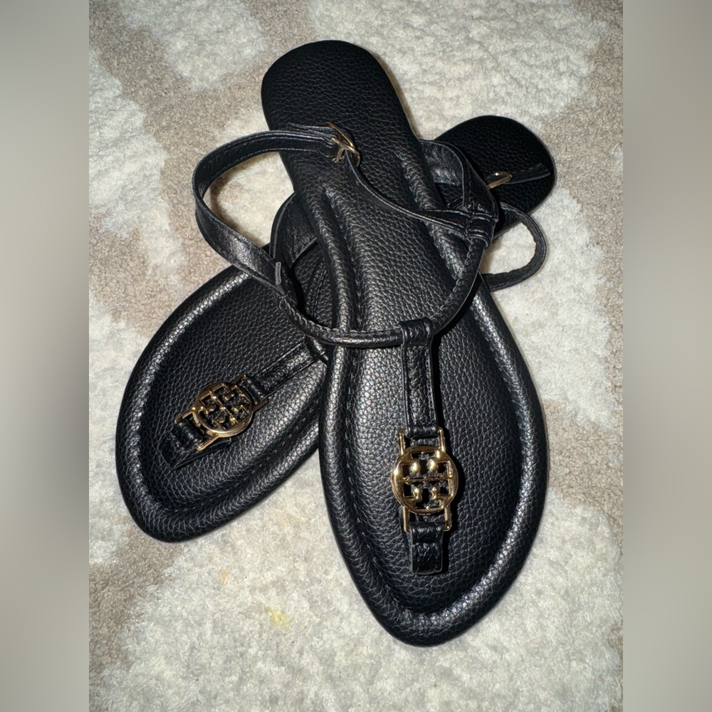 Flat sandals